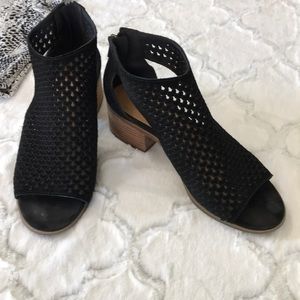 Lucky Brand Black Suede Peep Toe Sandals 10